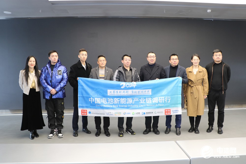 中國電池新能源產業鏈調研團一行參觀考察天鵬電源