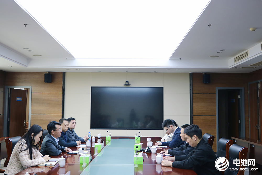 中國電池新能源產業鏈調研團一行參觀考察愛科新材